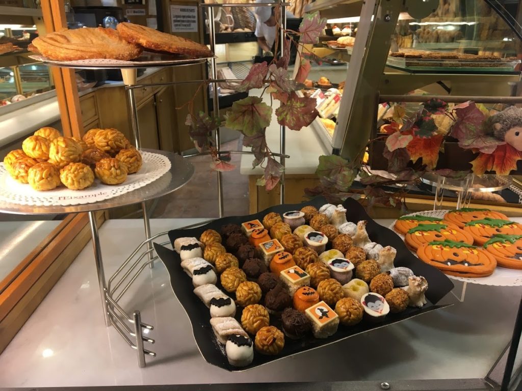 ケーキ屋さんのショーウィンドウ。