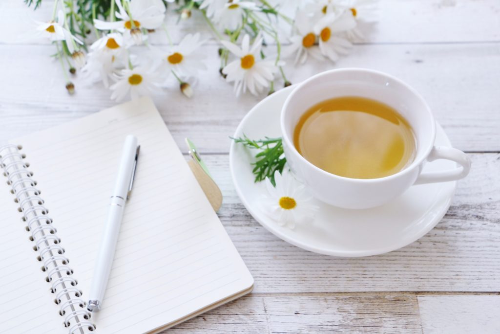 ノートとペン、お茶