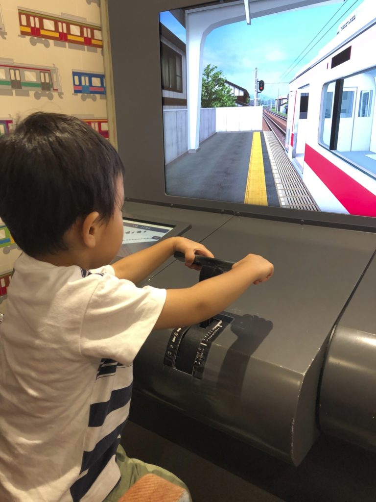電車のシュミレーション中の息子