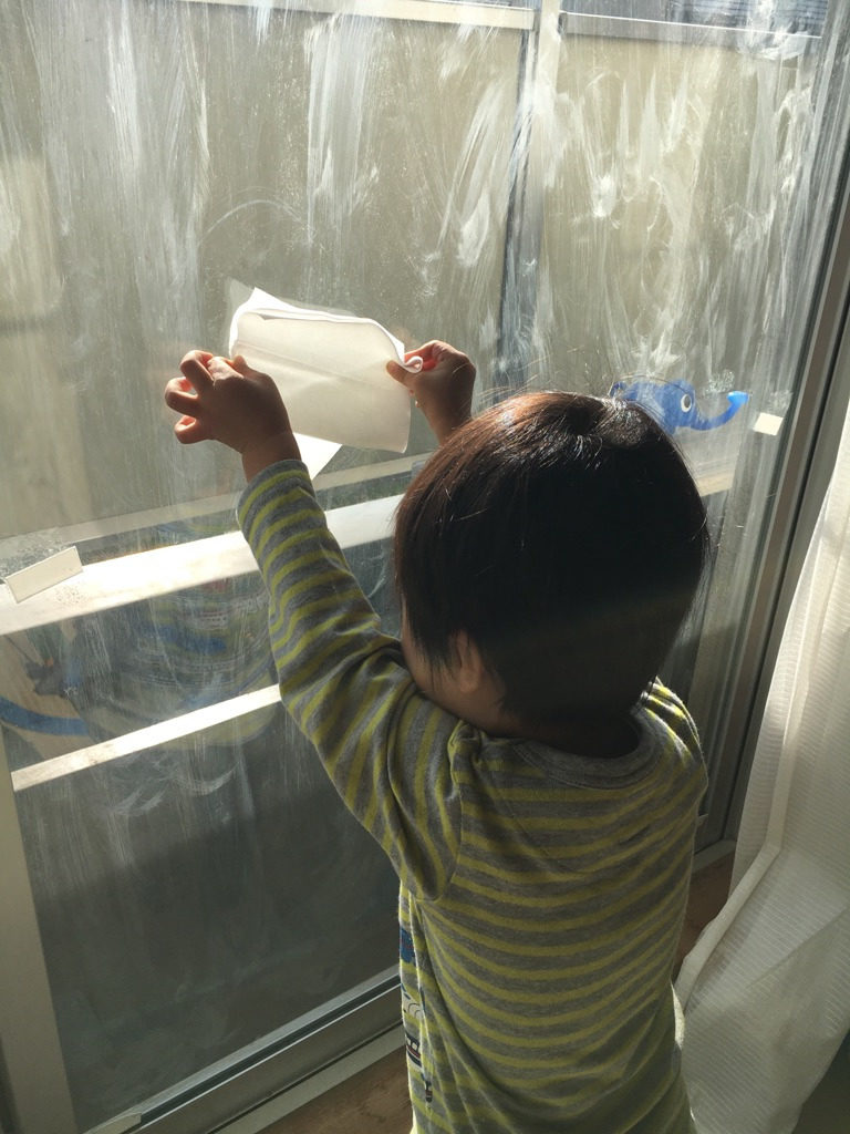 やんちゃな2歳男児が窓ふき