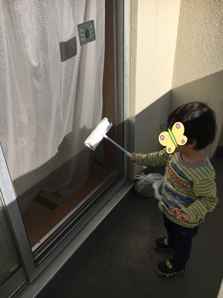 やんちゃな2歳男児が窓ふき