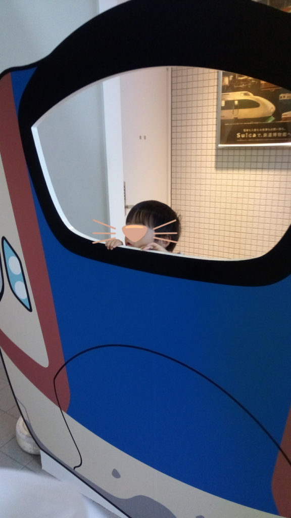 模型電車に乗っている息子