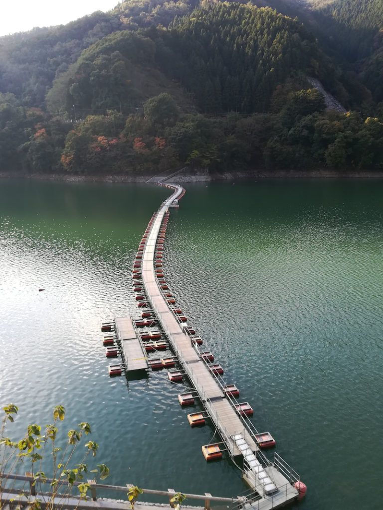 最初は以前はドラム缶で作られていたという奥多摩湖の橋