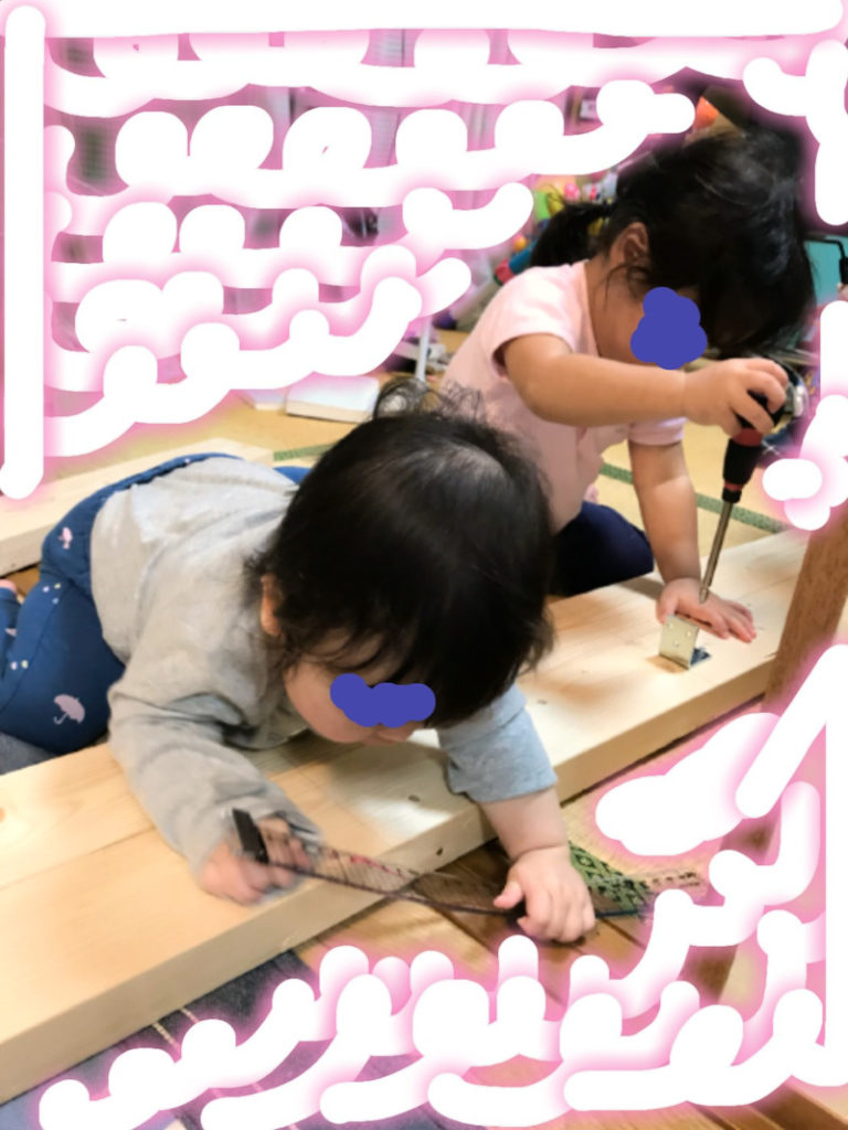 DIYを手伝う娘たち