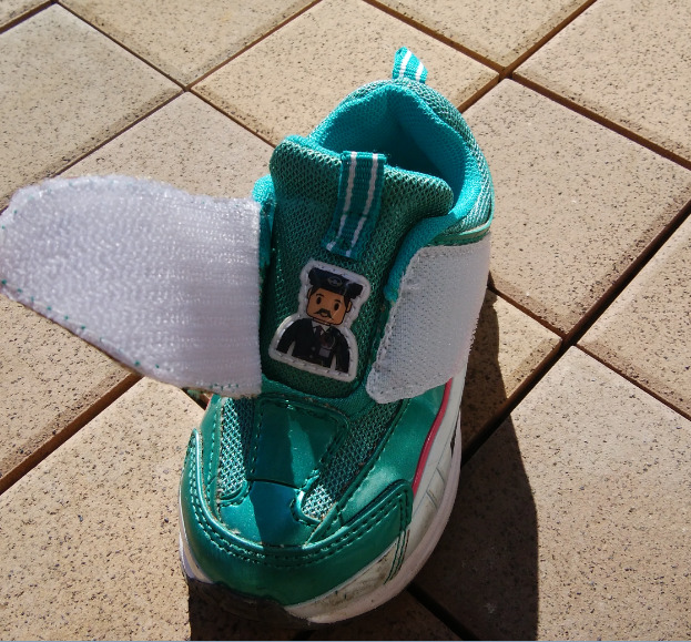 マジックテープをめくると運転手