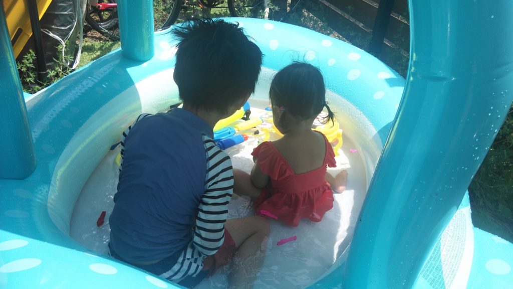兄弟でおうちプール