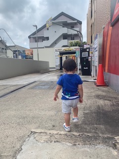 洗車終了をまつ男の子