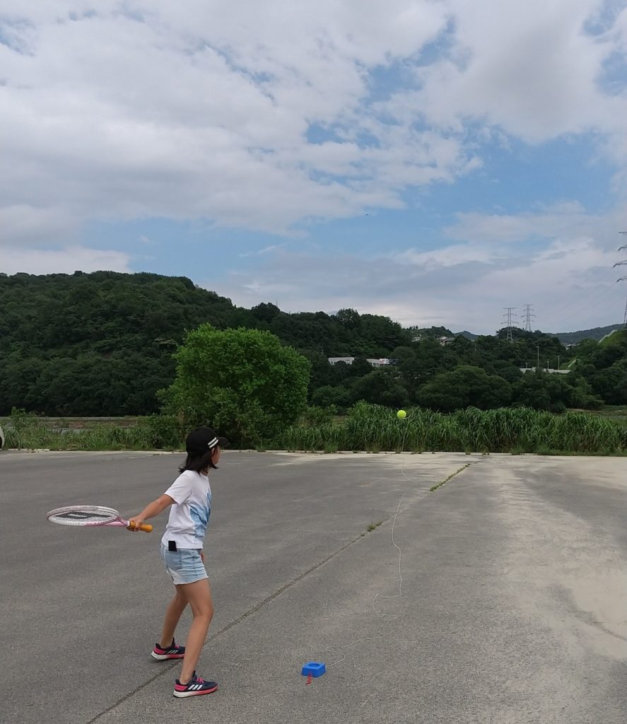 テニスをする女性