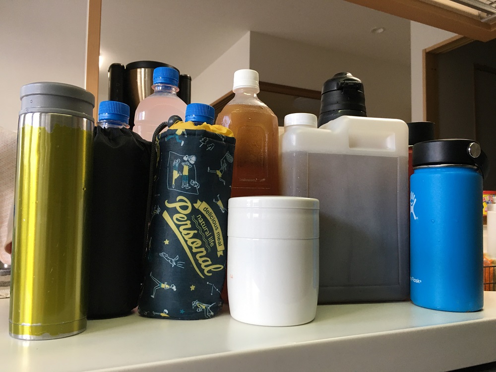 お茶の入った水筒