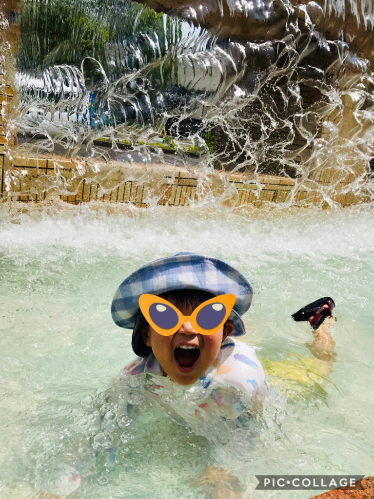 娘がプールで遊んでいる