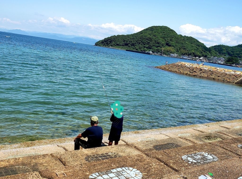 釣りをする息子