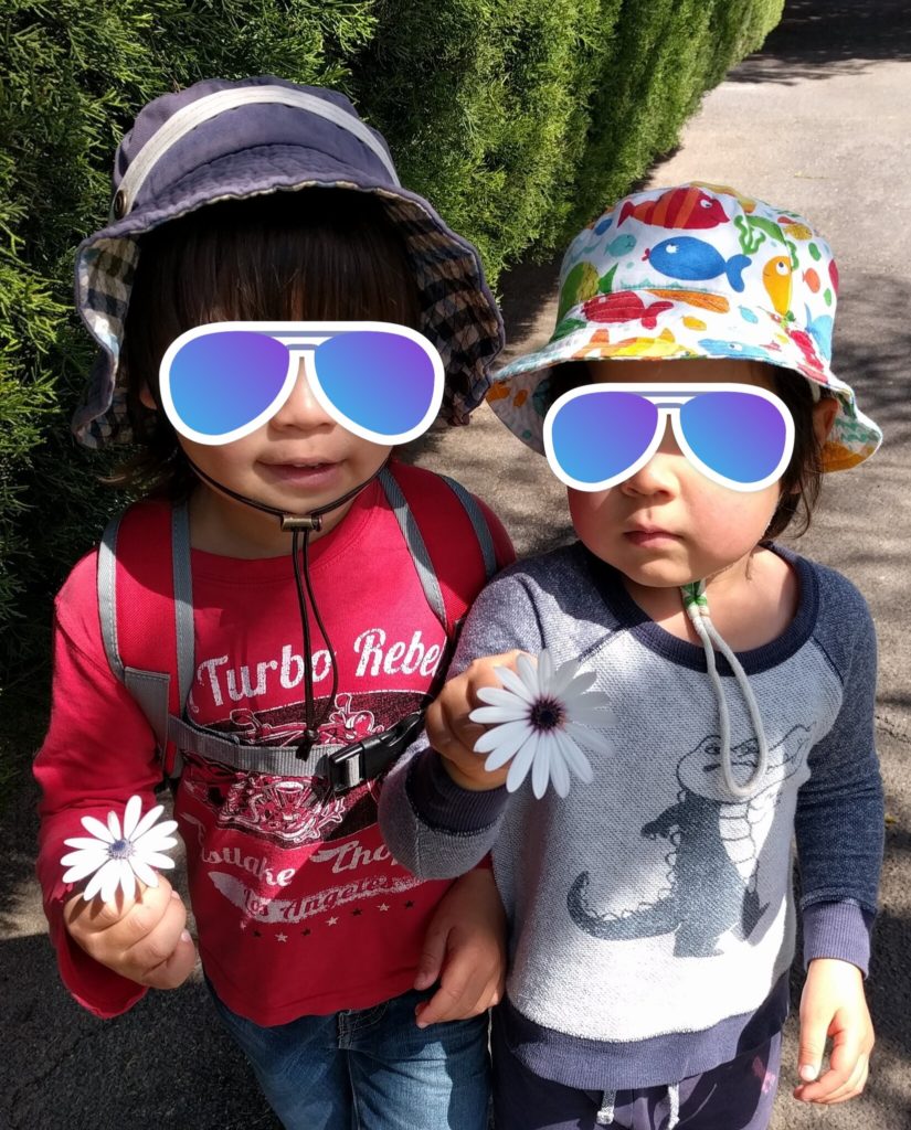 道端のお花を喜びのあまり摘んでしまった男子2人