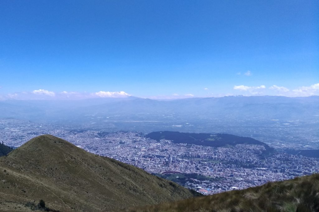 首都を一望できる、ロープウェイで15分登った観光地から見見た街並み