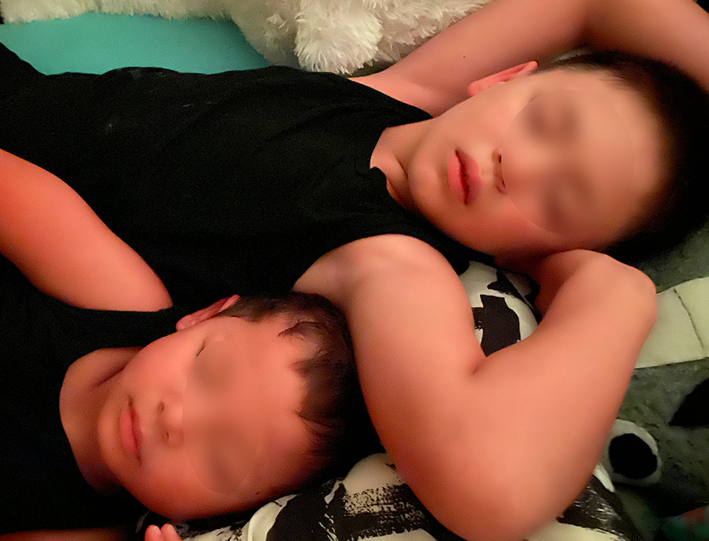 仲良く眠る息子たち