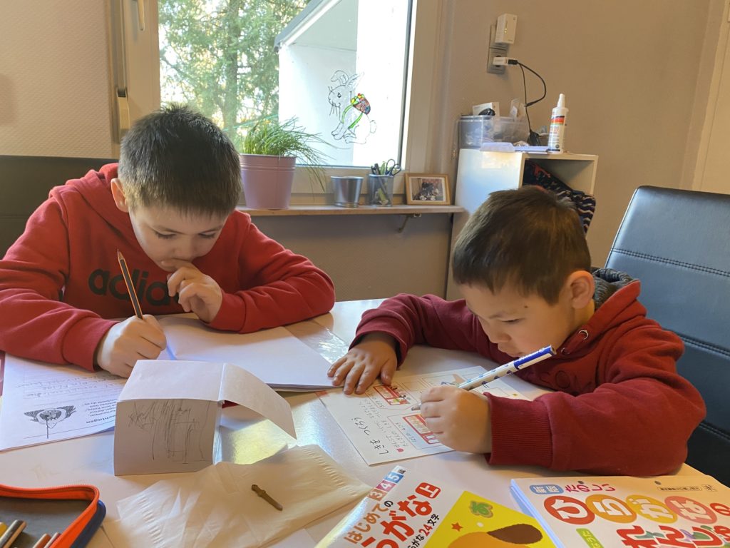 勉強する息子たち