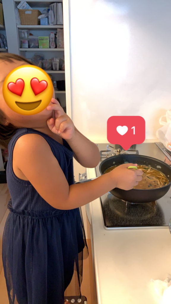 4歳の娘がお料理中