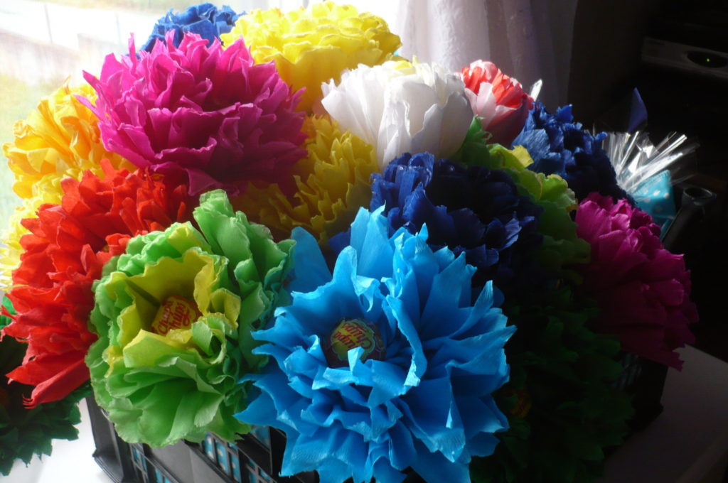 ペーパーフラワーの中心にロリポップを入れて作ったお花