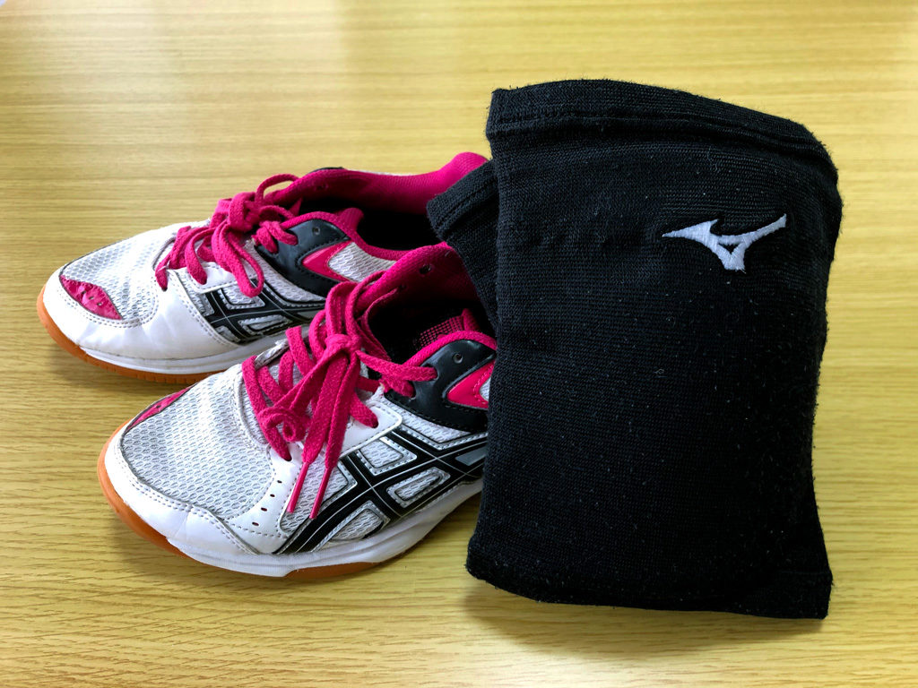バレーシューズ
