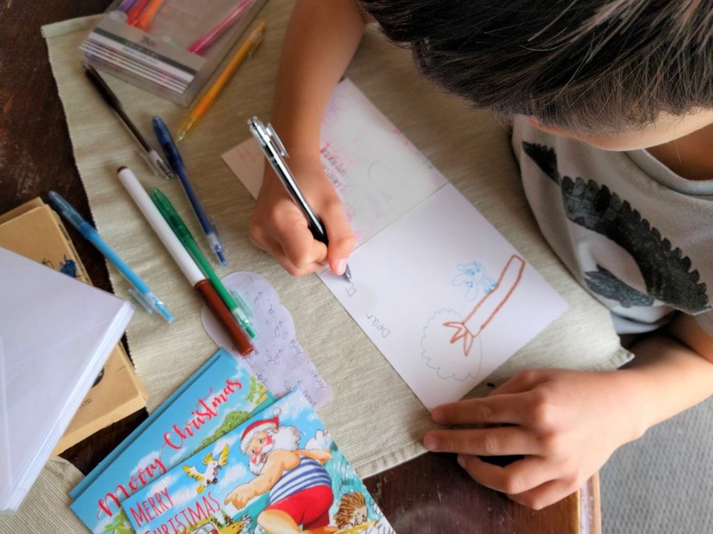 子供たちも日本の親戚や友人にクリスマスカードを書きました