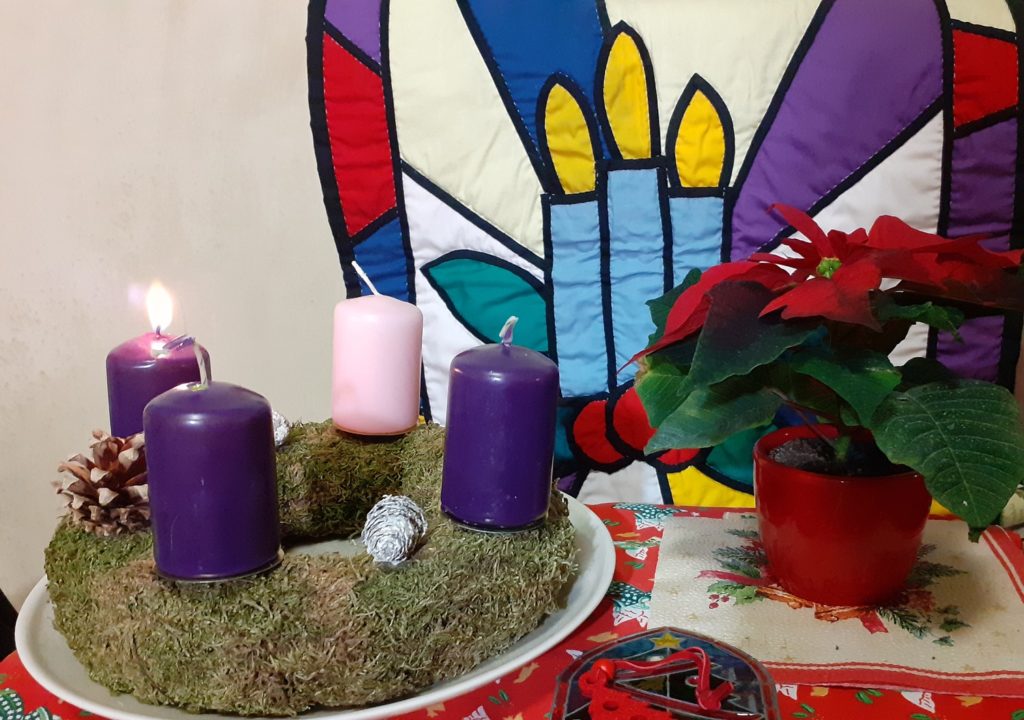 アドベントリースに1つ灯がともっている