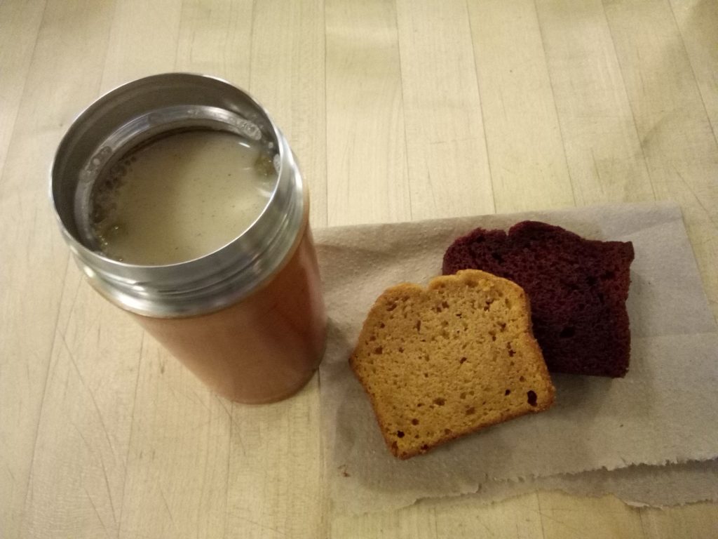 お手製チャイとパンプキンケーキ＋レッドベルベットケーキ 