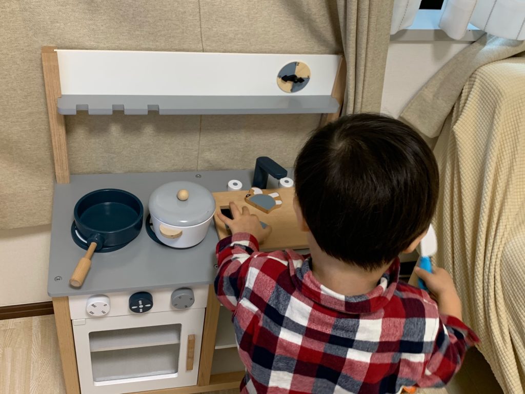 野菜を洗う真似をして遊ぶ息子