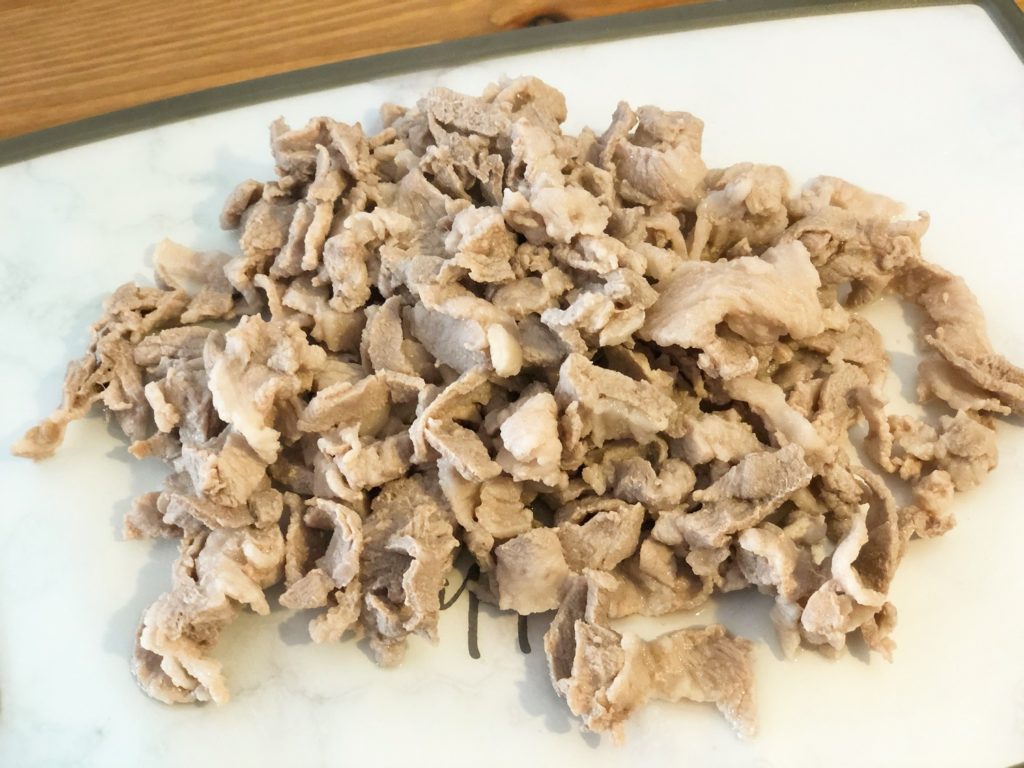 豚肉をゆで、短冊切り