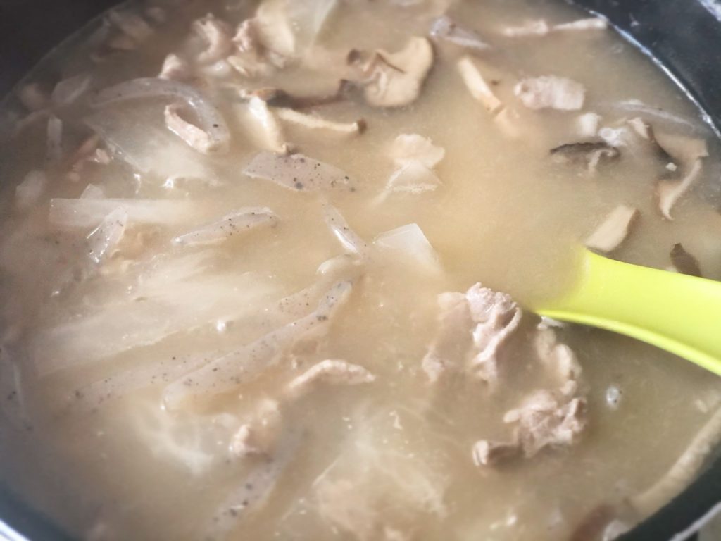 白みそとみりんを入れて煮込む