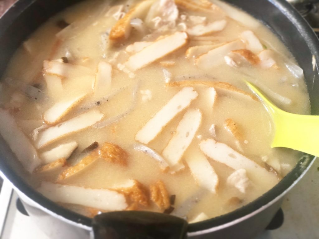 白みそとかまぼこを入れ1分程度煮込む