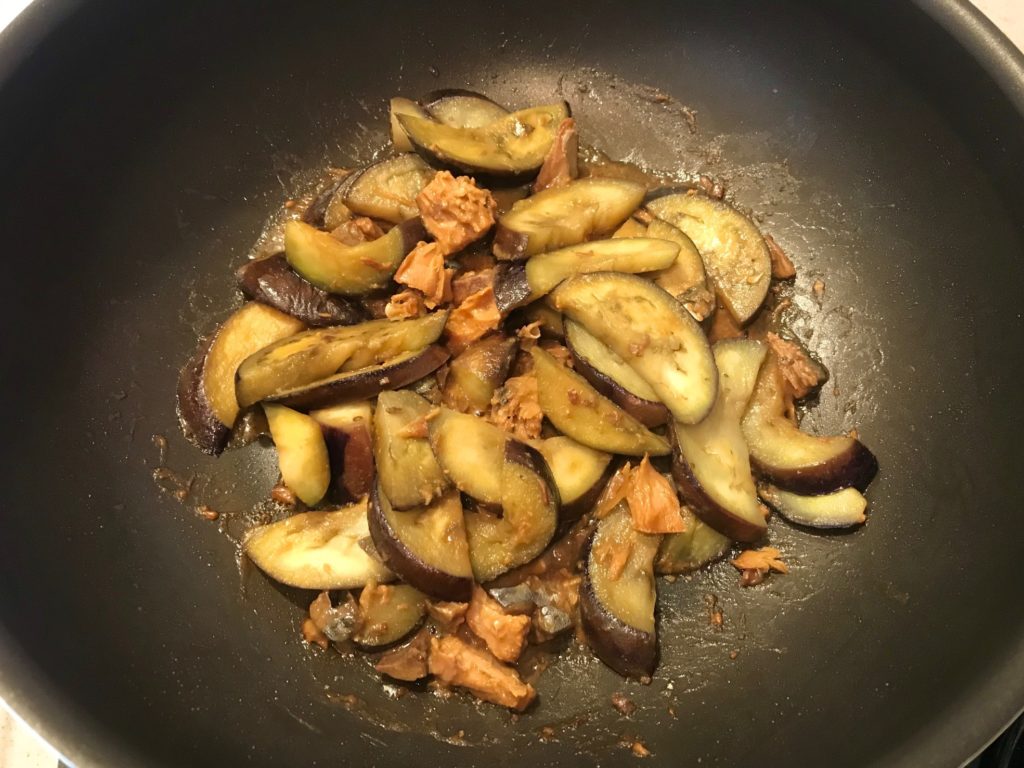 ③サバ身をほぐしながらナスと混ぜ合わせる（味噌が焦げやすいので火加減注意）
　味が薄い場合は、ここで醤油を足す