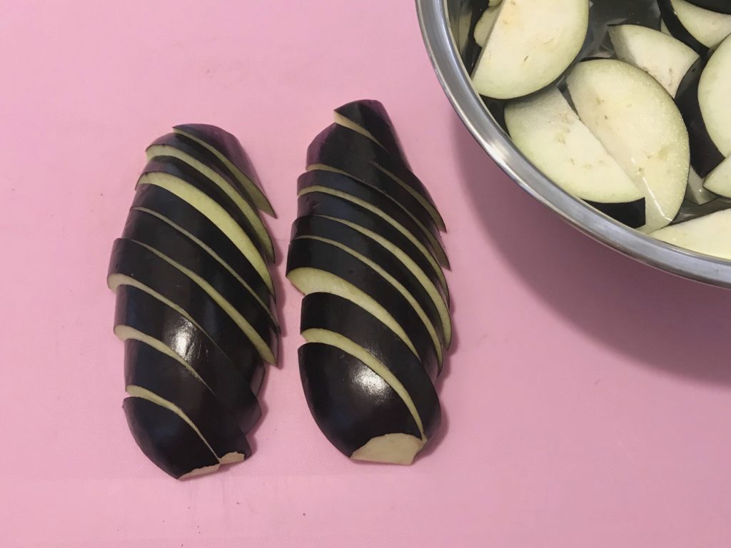 ①ナスは食べやすい大きさに切り、水にさらしておく 