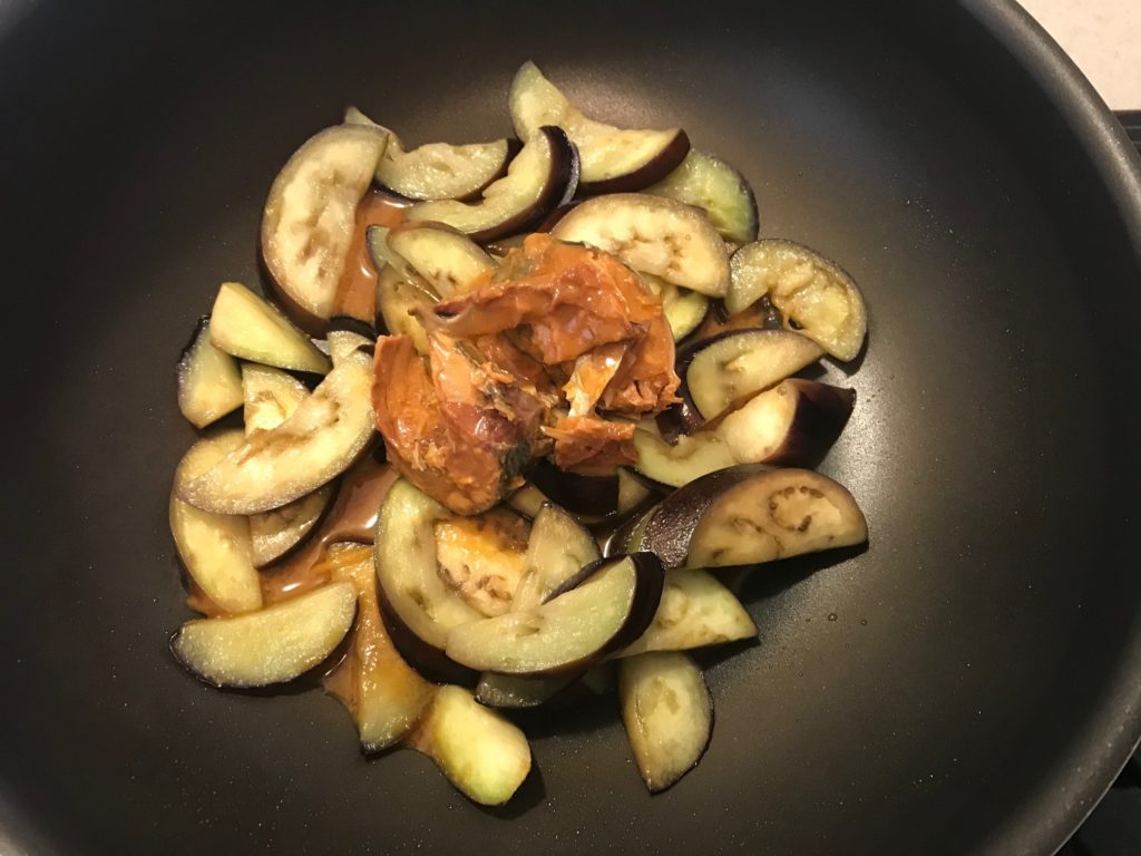 ②多めの油でナスを中火で炒め、しんなりしたらサバ缶を入れる 