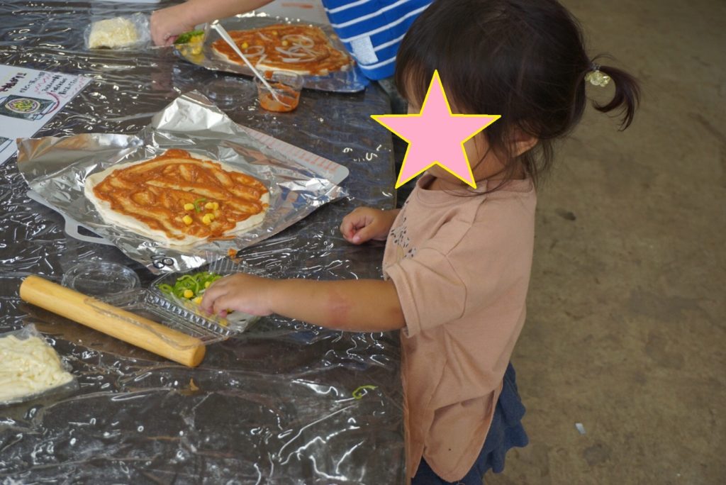 娘のピザ作り