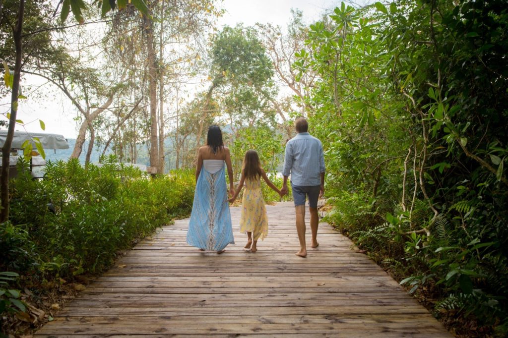 家族で手をつないで歩いている