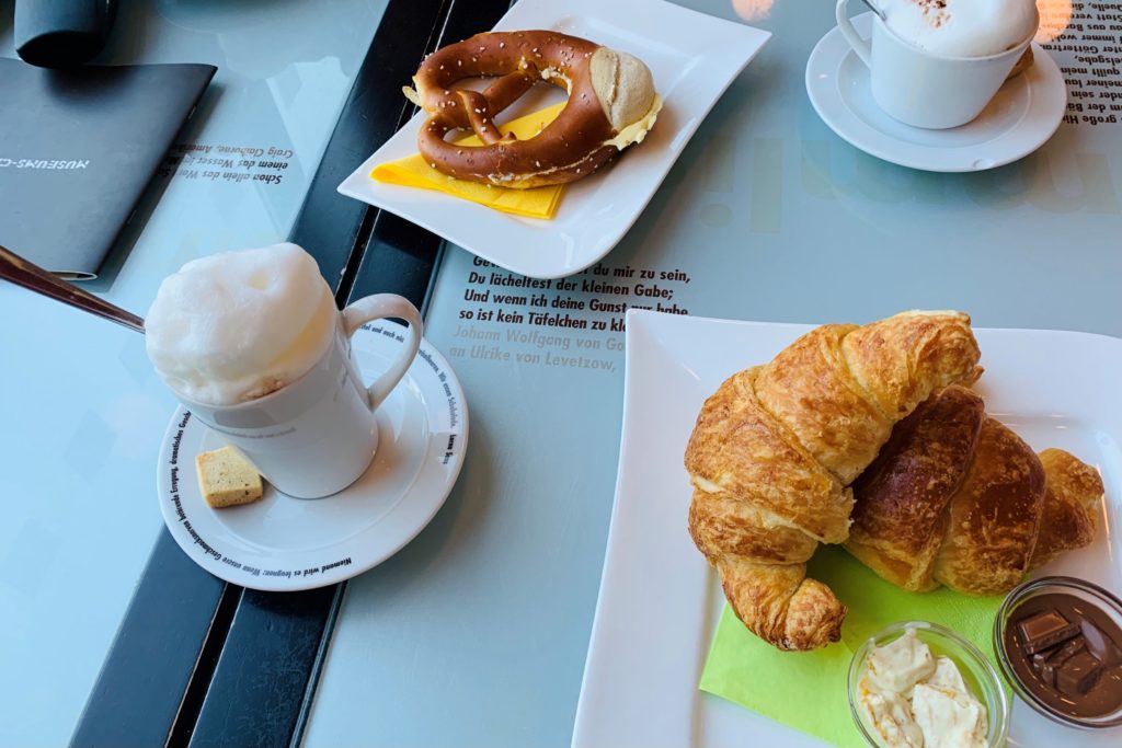 カフェでいただいた濃厚チョコレートとクロワッサンのセット