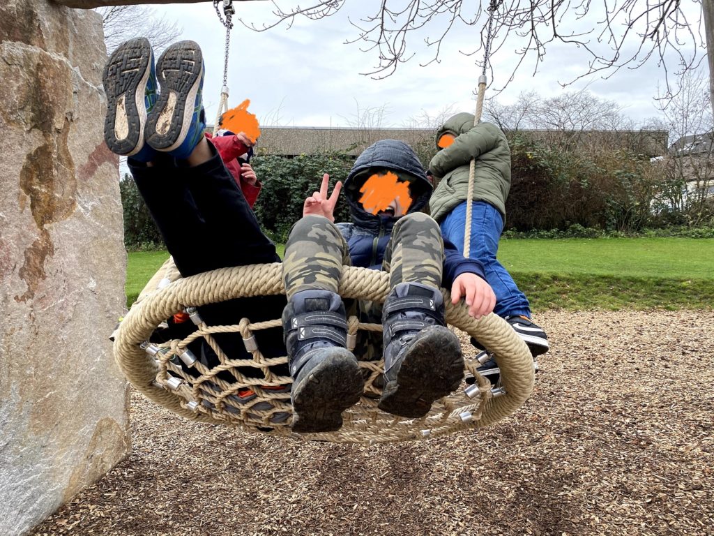 ブランコする子ども達