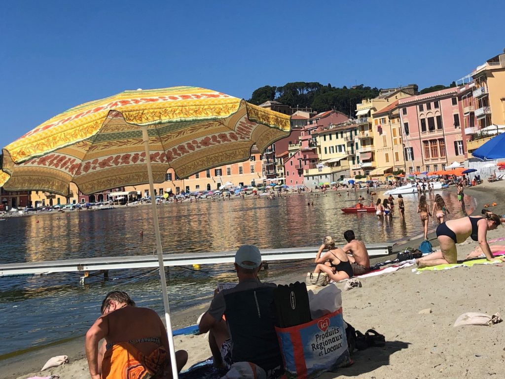 リグリアの海のビーチ