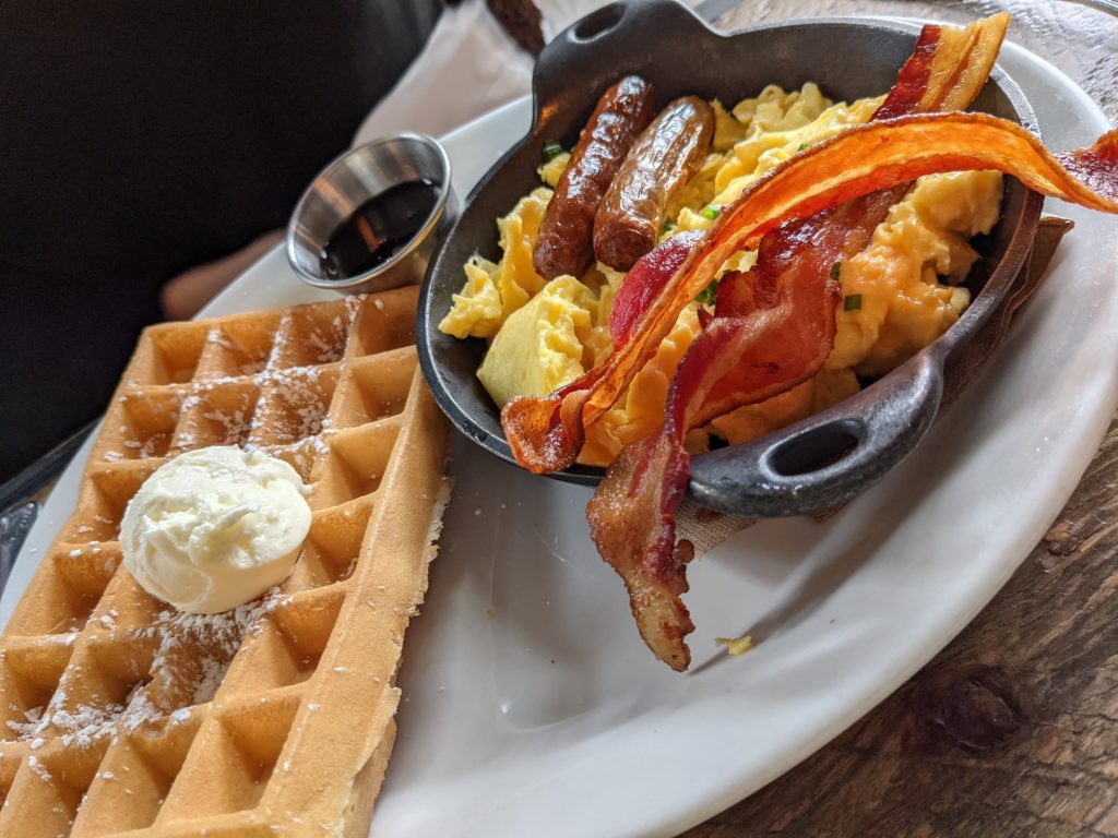ワッフルとベーコンエッグ
