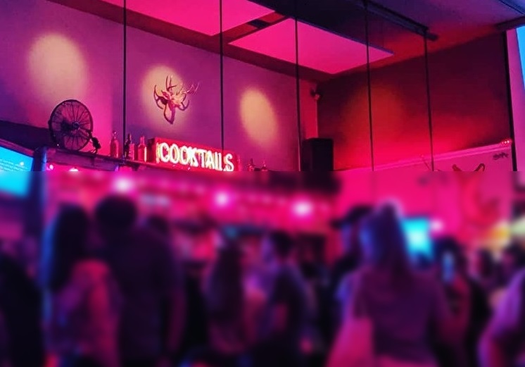 バーで独立記念日を祝う人たち