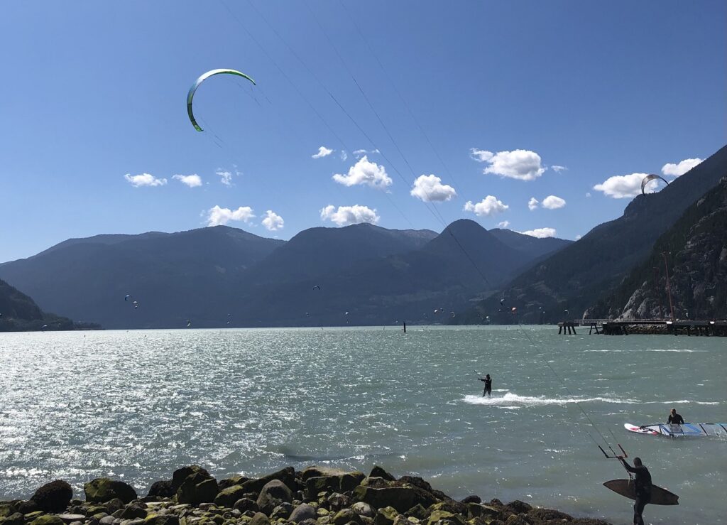 海で楽しむ人たち