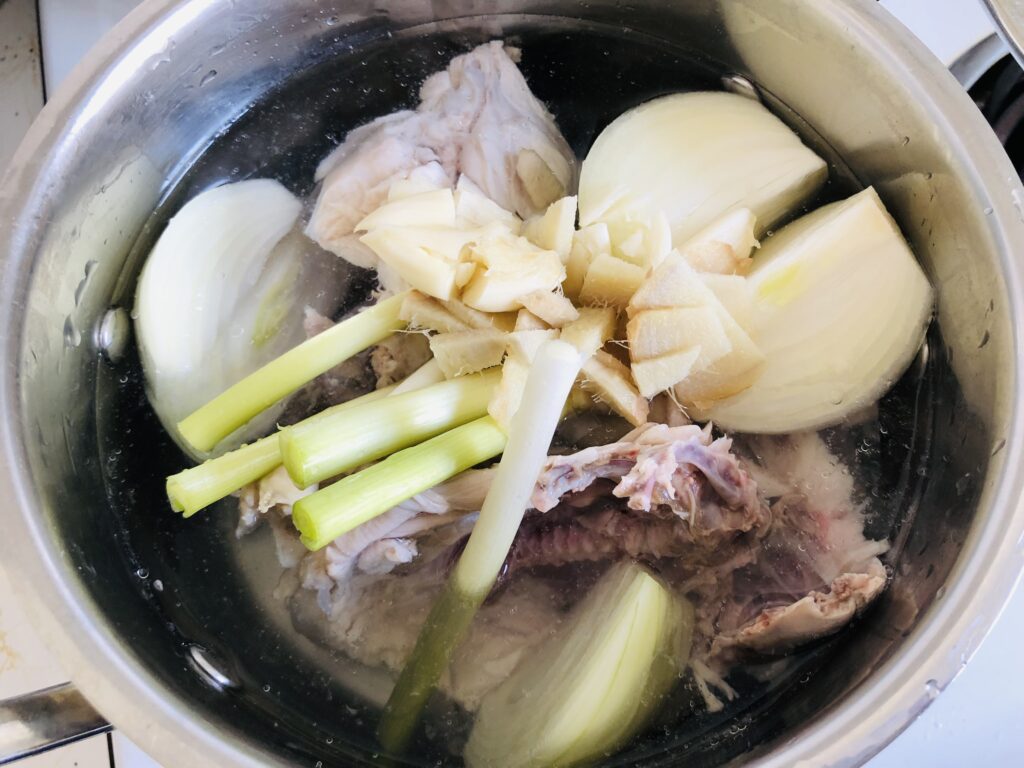 鍋に材料を入れる。