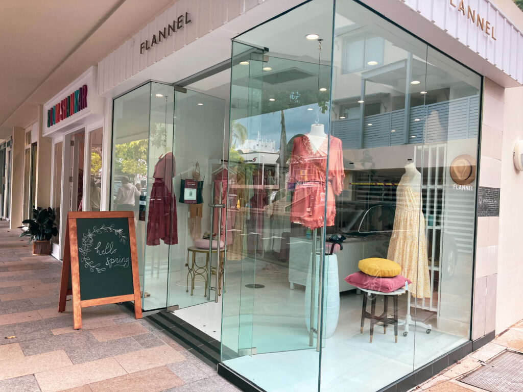 お洋服屋さんのショーウインドー