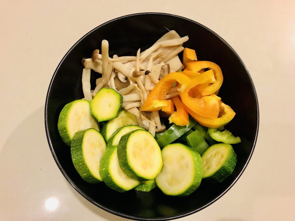 材料を適当な食べやすい大きさに切ってる