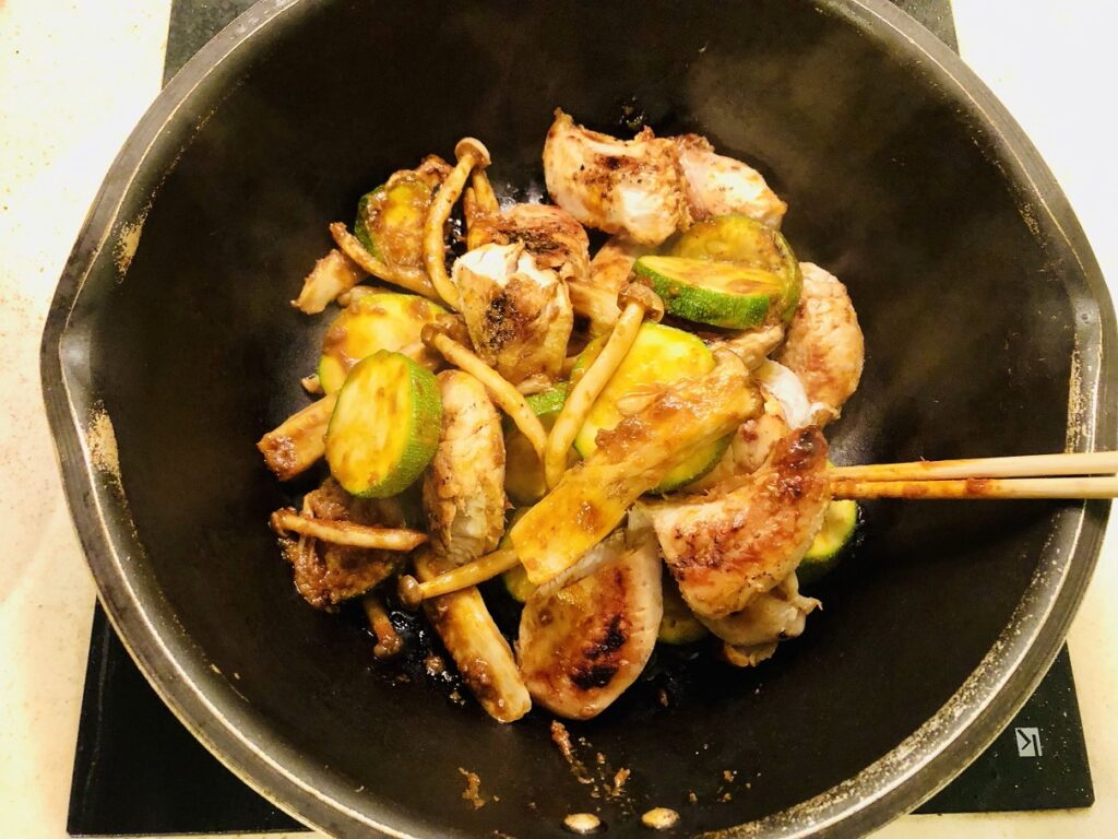 フライパンで素材を炒めている