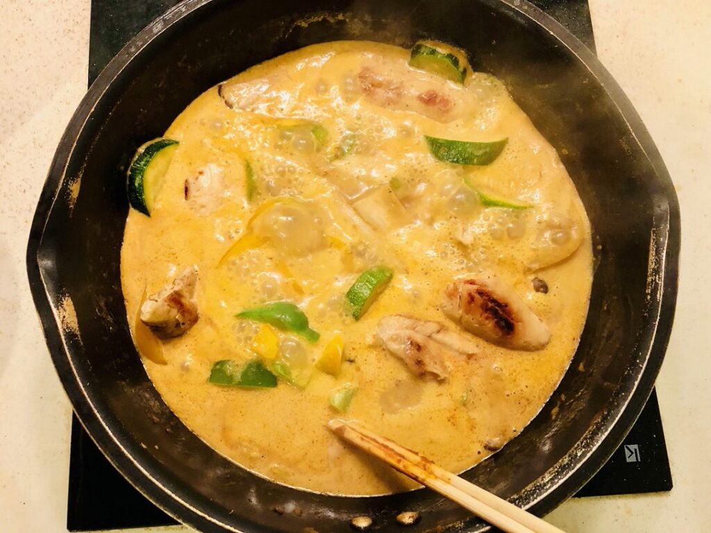 ココナッツミルク・水を加えて、 具に火が通るまで弱火で煮込んでいる。