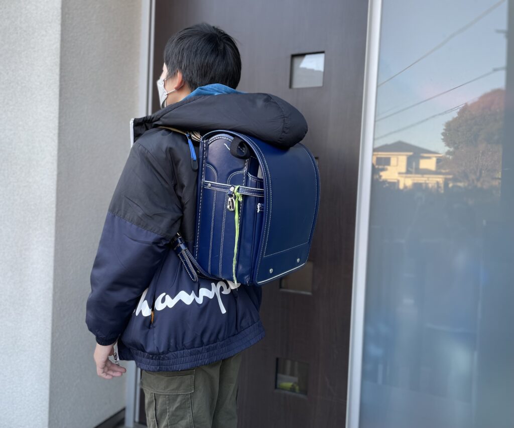 ランドセルを背負った男の子