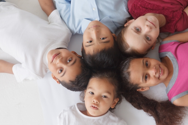 子ども達が円になって寝転んでいる