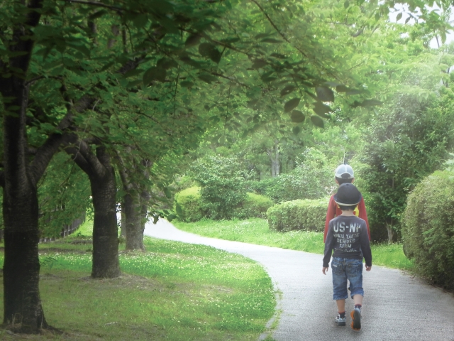 男の子ふたりが歩いている